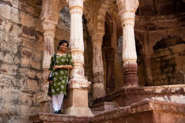 Tarihsel Mehrangarh kalesinin önündeki turist, Jodhpur, Hindistan.
