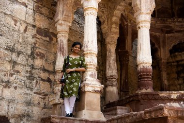 Tarihsel Mehrangarh kalesinin önündeki turist, Jodhpur, Hindistan.