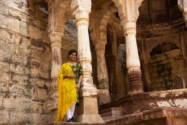 Tarihsel Mehrangarh kalesinin önündeki turist, Jodhpur, Hindistan.
