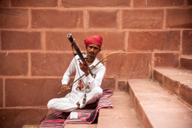 Geleneksel kıyafetleriyle sokak müzisyeni müzik enstrümanı, Rajasthan, Hindistan.
