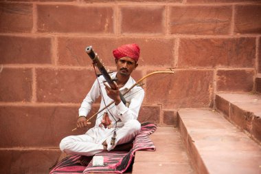 Geleneksel kıyafetleriyle sokak müzisyeni müzik enstrümanı, Rajasthan, Hindistan.