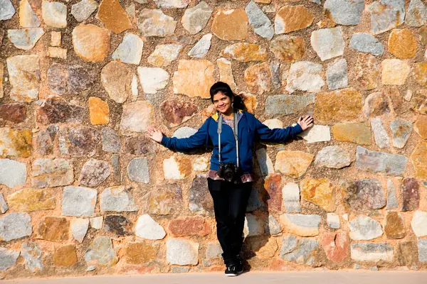 Eski taş duvarın önündeki Hintli kadın portresi..