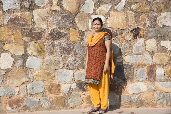 Eski taş duvarın önündeki Hintli kadın portresi..