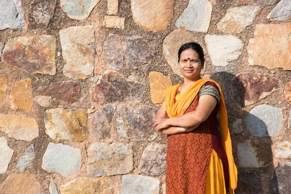 Eski taş duvarın önündeki Hintli kadın portresi..