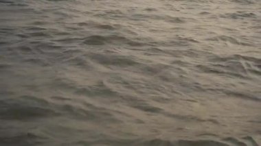 gün batımında dalgalar deniz