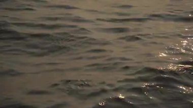gün batımında dalgalar deniz