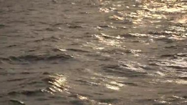 gün batımında dalgalar deniz