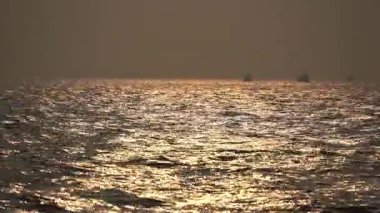 gün batımında dalgalar deniz