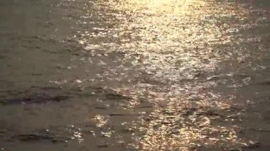 gün batımında dalgalar deniz