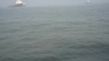 gün batımında dalgalar deniz