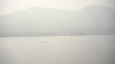 gün batımında dalgalar deniz