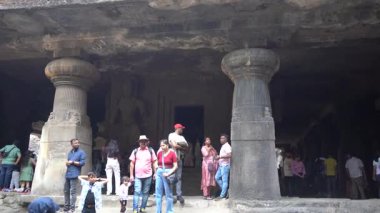 MUMBAI, MAHARASHTRA, INDIA, 9 Aralık 2024: UNESCO Dünya Mirası Sitesi, Fil Mağaraları 'nın mimarisi ve heykeline bakan turist.