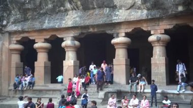 MUMBAI, MAHARASHTRA, INDIA, 9 Aralık 2024: UNESCO Dünya Mirası Sitesi, Fil Mağaraları 'nın mimarisi ve heykeline bakan turist.