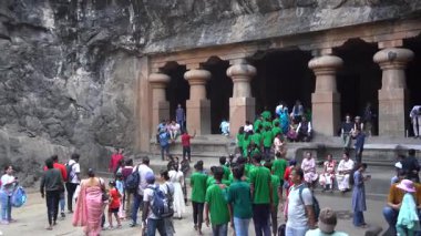 MUMBAI, MAHARASHTRA, INDIA, 9 Aralık 2024: UNESCO Dünya Mirası Sitesi, Fil Mağaraları 'nın mimarisi ve heykeline bakan turist.