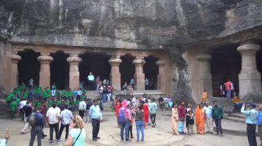MUMBAI, MAHARASHTRA, INDIA, 9 Aralık 2024: UNESCO Dünya Mirası Sitesi, Fil Mağaraları 'nın mimarisi ve heykeline bakan turist.