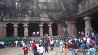 MUMBAI, MAHARASHTRA, INDIA, 9 Aralık 2024: UNESCO Dünya Mirası Sitesi, Fil Mağaraları 'nın mimarisi ve heykeline bakan turist.