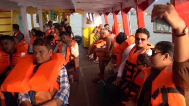 MUMBAI, MAHARASHTRA, INDIA, 9 Aralık 2024: Turistler feribot ile Hindistan 'dan Fil Mağaralarına seyahat ediyorlar. 