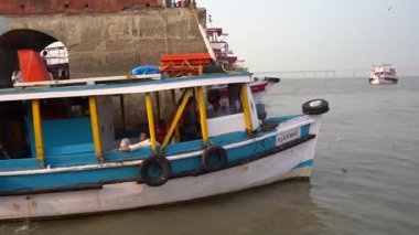 MUMBAI, MAHARASHTRA, INDIA, 9 Aralık 2024: Turistler feribot ile Hindistan 'dan Fil Mağaralarına seyahat ediyorlar. 