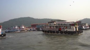 MUMBAI, MAHARASHTRA, INDIA, 9 Aralık 2024: Turistler feribot ile Hindistan 'dan Fil Mağaralarına seyahat ediyorlar. 