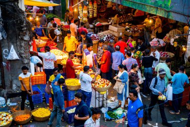 MUMBAI, INDIA, 28 Aralık 2024: Dadar İstasyonu yakınlarındaki çiçek pazarında satıcı.