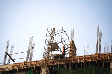 MUMBAI, INDIA, 25 Şubat 2025: İnşaat işçileri inşaat alanında çalışıyor.