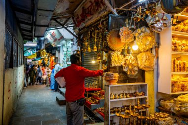 PUNE, INDIA, 25 Aralık 2024: Tulshi Baug Market 'te alışveriş için toplanan kalabalık, geleneksel Maharashtrian yemek malzemeleri, kozmetik ürünleri, mücevher ve ev eşyaları da dahil olmak üzere ürünler satıyor.