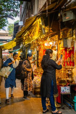 PUNE, INDIA, 25 Aralık 2024: Tulshi Baug Market 'te alışveriş için toplanan kalabalık, geleneksel Maharashtrian yemek malzemeleri, kozmetik ürünleri, mücevher ve ev eşyaları da dahil olmak üzere ürünler satıyor.