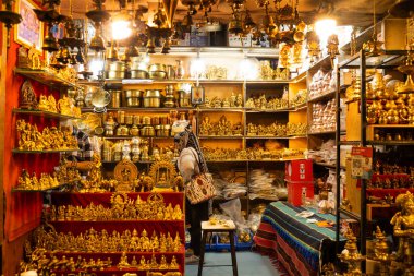 PUNE, INDIA, 25 Aralık 2024: Tulshi Baug Market 'te alışveriş için toplanan kalabalık, geleneksel Maharashtrian yemek malzemeleri, kozmetik ürünleri, mücevher ve ev eşyaları da dahil olmak üzere ürünler satıyor.