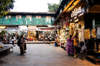 PUNE, INDIA, 25 Aralık 2024: Tulshi Baug Market 'te alışveriş için toplanan kalabalık, geleneksel Maharashtrian yemek malzemeleri, kozmetik ürünleri, mücevher ve ev eşyaları da dahil olmak üzere ürünler satıyor.