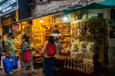 PUNE, INDIA, 25 Aralık 2024: Tulshi Baug Market 'te alışveriş için toplanan kalabalık, geleneksel Maharashtrian yemek malzemeleri, kozmetik ürünleri, mücevher ve ev eşyaları da dahil olmak üzere ürünler satıyor.