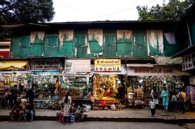 PUNE, INDIA, 25 Aralık 2024: Tulshi Baug Market 'te alışveriş için toplanan kalabalık, geleneksel Maharashtrian yemek malzemeleri, kozmetik ürünleri, mücevher ve ev eşyaları da dahil olmak üzere ürünler satıyor.