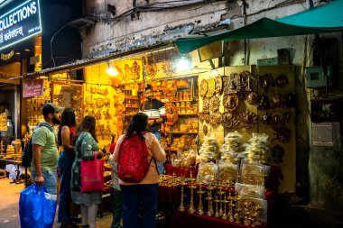 PUNE, INDIA, 25 Aralık 2024: Tulshi Baug Market 'te alışveriş için toplanan kalabalık, geleneksel Maharashtrian yemek malzemeleri, kozmetik ürünleri, mücevher ve ev eşyaları da dahil olmak üzere ürünler satıyor.