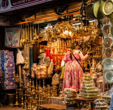 PUNE, INDIA, 25 Aralık 2024: Tulshi Baug Market 'te alışveriş için toplanan kalabalık, geleneksel Maharashtrian yemek malzemeleri, kozmetik ürünleri, mücevher ve ev eşyaları da dahil olmak üzere ürünler satıyor.