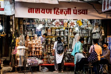 PUNE, INDIA, 25 Aralık 2024: Tulshi Baug Market 'te alışveriş için toplanan kalabalık, geleneksel Maharashtrian yemek malzemeleri, kozmetik ürünleri, mücevher ve ev eşyaları da dahil olmak üzere ürünler satıyor.