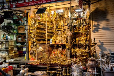 PUNE, INDIA, 25 Aralık 2024: Tulshi Baug Market 'te alışveriş için toplanan kalabalık, geleneksel Maharashtrian yemek malzemeleri, kozmetik ürünleri, mücevher ve ev eşyaları da dahil olmak üzere ürünler satıyor.