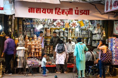 PUNE, INDIA, 25 Aralık 2024: Tulshi Baug Market 'te alışveriş için toplanan kalabalık, geleneksel Maharashtrian yemek malzemeleri, kozmetik ürünleri, mücevher ve ev eşyaları da dahil olmak üzere ürünler satıyor.