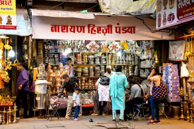 PUNE, INDIA, 25 Aralık 2024: Tulshi Baug Market 'te alışveriş için toplanan kalabalık, geleneksel Maharashtrian yemek malzemeleri, kozmetik ürünleri, mücevher ve ev eşyaları da dahil olmak üzere ürünler satıyor.