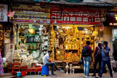 PUNE, INDIA, 25 Aralık 2024: Tulshi Baug Market 'te alışveriş için toplanan kalabalık, geleneksel Maharashtrian yemek malzemeleri, kozmetik ürünleri, mücevher ve ev eşyaları da dahil olmak üzere ürünler satıyor.