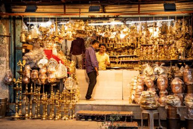 PUNE, INDIA, 25 Aralık 2024: Tulshi Baug Market 'te alışveriş için toplanan kalabalık, geleneksel Maharashtrian yemek malzemeleri, kozmetik ürünleri, mücevher ve ev eşyaları da dahil olmak üzere ürünler satıyor.