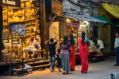 PUNE, INDIA, 25 Aralık 2024: Tulshi Baug Market 'te alışveriş için toplanan kalabalık, geleneksel Maharashtrian yemek malzemeleri, kozmetik ürünleri, mücevher ve ev eşyaları da dahil olmak üzere ürünler satıyor.