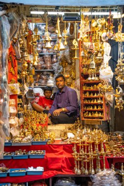 PUNE, INDIA, 25 Aralık 2024: Tulshi Baug Market 'te alışveriş için toplanan kalabalık, geleneksel Maharashtrian yemek malzemeleri, kozmetik ürünleri, mücevher ve ev eşyaları da dahil olmak üzere ürünler satıyor.