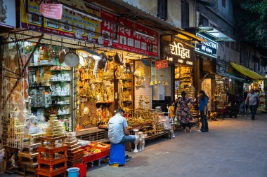 PUNE, INDIA, 25 Aralık 2024: Tulshi Baug Market 'te alışveriş için toplanan kalabalık, geleneksel Maharashtrian yemek malzemeleri, kozmetik ürünleri, mücevher ve ev eşyaları da dahil olmak üzere ürünler satıyor.