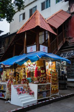 PUNE, INDIA, 25 Aralık 2024: Tulshi Baug Market 'te alışveriş için toplanan kalabalık, geleneksel Maharashtrian yemek malzemeleri, kozmetik ürünleri, mücevher ve ev eşyaları da dahil olmak üzere ürünler satıyor.