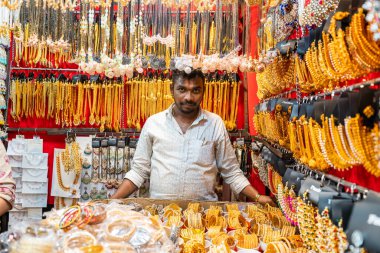 PUNE, INDIA, 25 Aralık 2024: Tulshi Baug Market 'te alışveriş için toplanan kalabalık, geleneksel Maharashtrian yemek malzemeleri, kozmetik ürünleri, mücevher ve ev eşyaları da dahil olmak üzere ürünler satıyor.