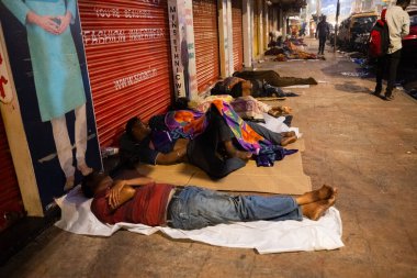 MUMBAI, INDIA, 25 Şubat 2025: Geceleri yol kenarında uyuyan işçiler ve işçiler