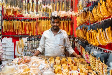 PUNE, INDIA, 25 Aralık 2024: Tulshi Baug Market 'te alışveriş için toplanan kalabalık, geleneksel Maharashtrian yemek malzemeleri, kozmetik ürünleri, mücevher ve ev eşyaları da dahil olmak üzere ürünler satıyor.