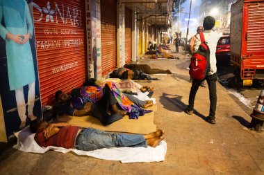 MUMBAI, INDIA, 25 Şubat 2025: Geceleri yol kenarında uyuyan işçiler ve işçiler