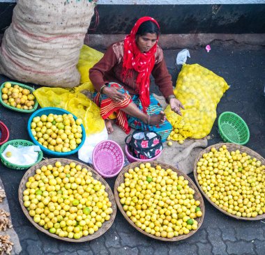 MUMBAI, INDIA, 28 ARALIK 2024: Dadar İstasyonu yakınlarındaki sebze pazarında sebze satan satıcılar.