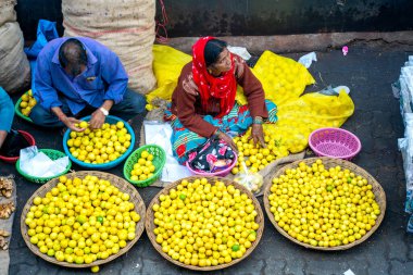 MUMBAI, INDIA, 28 ARALIK 2024: Dadar İstasyonu yakınlarındaki sebze pazarında sebze satan satıcılar.