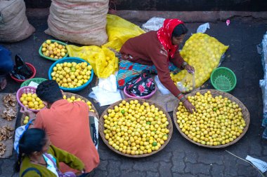MUMBAI, INDIA, 28 ARALIK 2024: Dadar İstasyonu yakınlarındaki sebze pazarında sebze satan satıcılar.